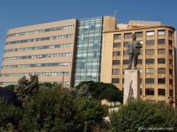 初代首相を務めたリヤード・スルフの銅像と国連「西アジア経済社会委員会」（ESCWA）の建物。