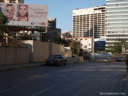 レバノン内戦を今に伝える旧「ホリディ・イン」跡（中央の建物）。